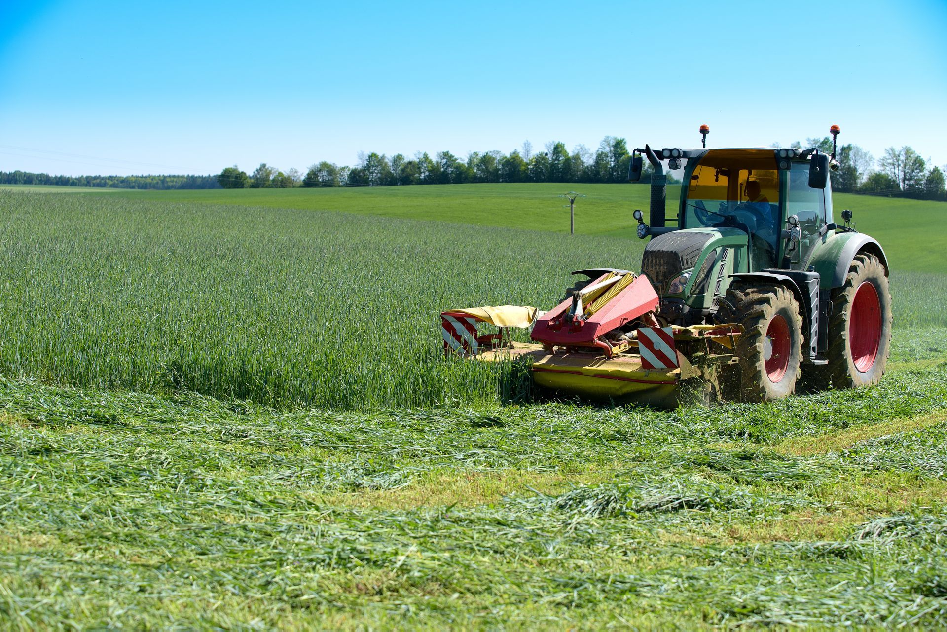 Un tracteur dans un champ en train de faire un fauchage agricole