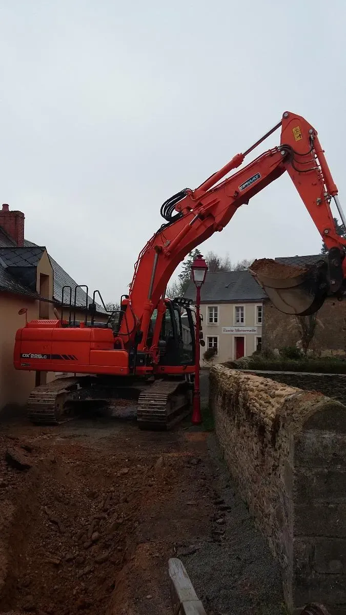 Une pelleteuse assurant le déblaiement d'un terrain