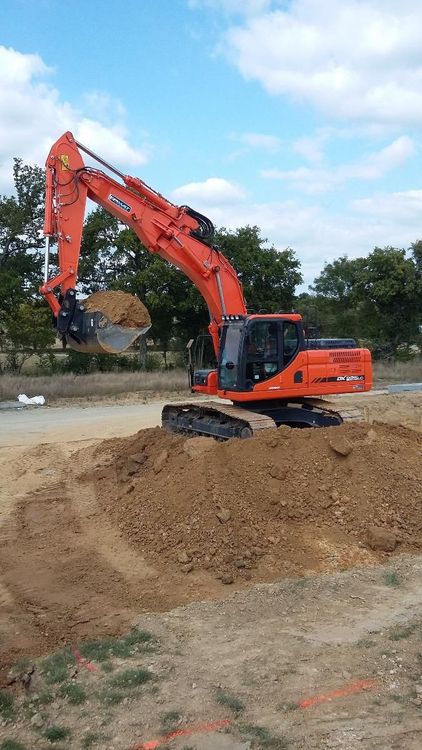 Travaux de terrassement effectués par une minipelle