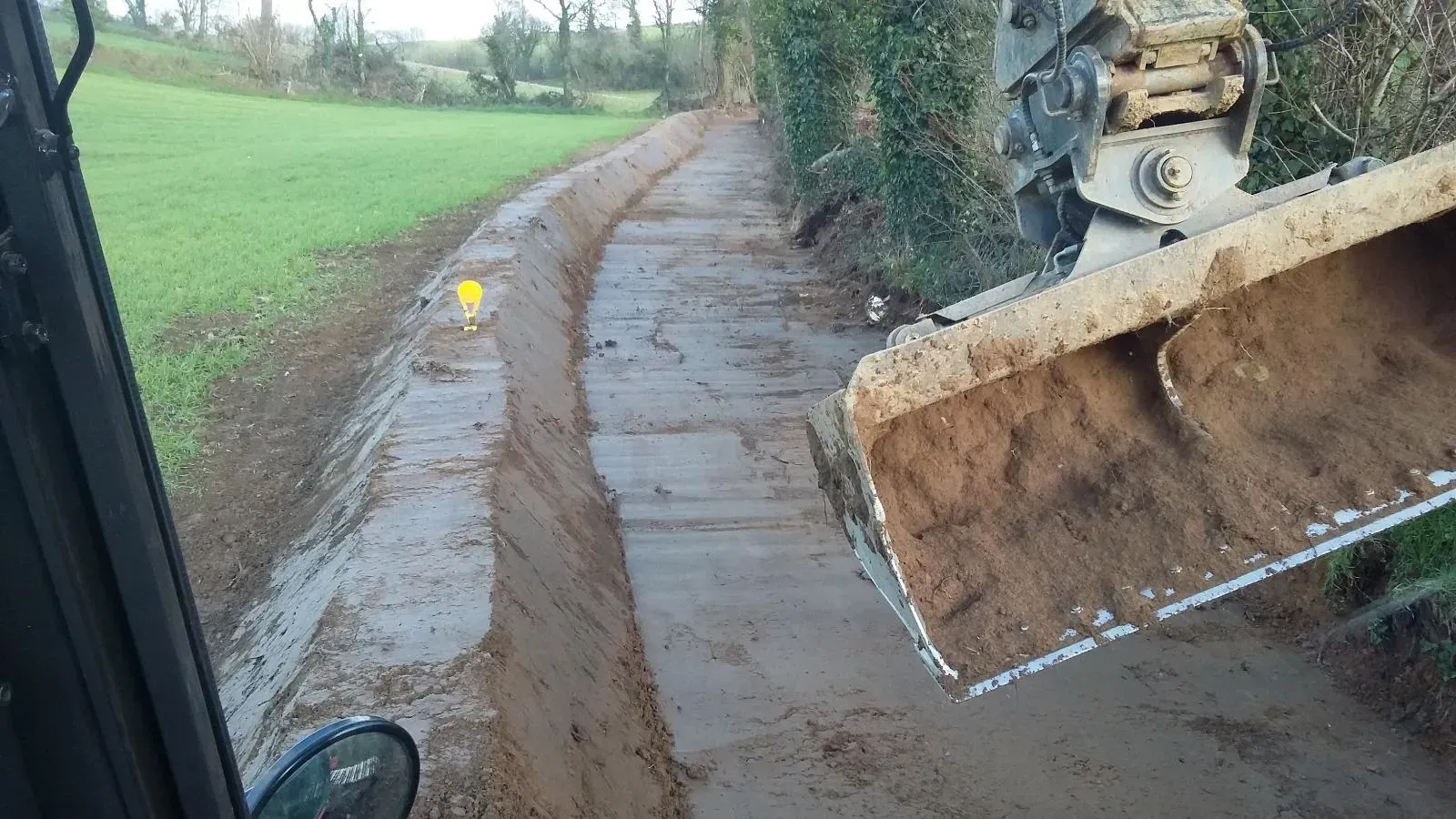 Une pelle sur un chemin de terre