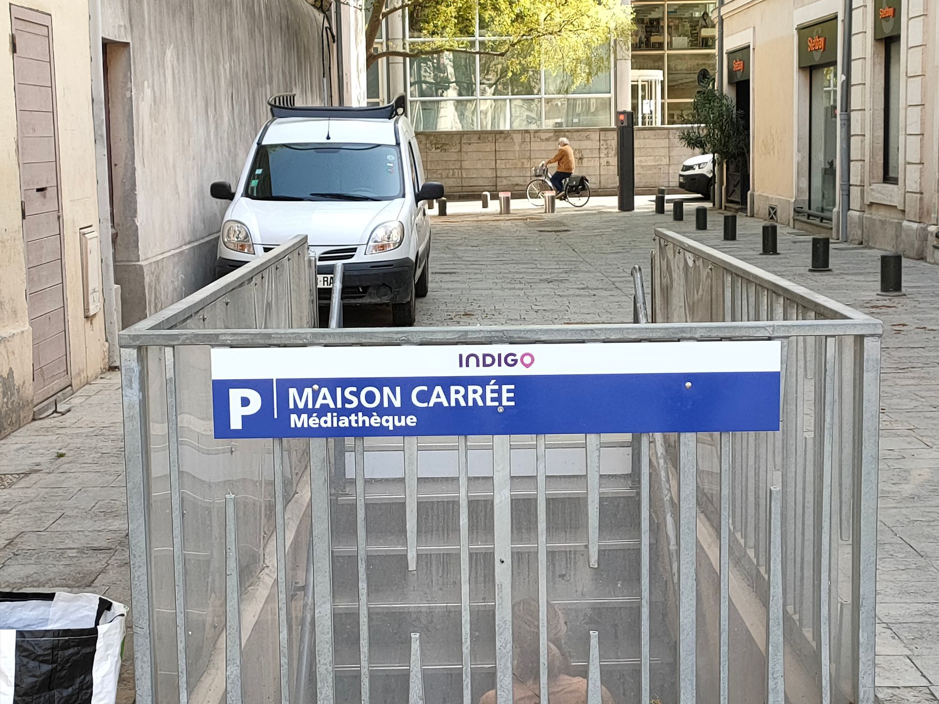 Panneau indicatif entrée parking et installation