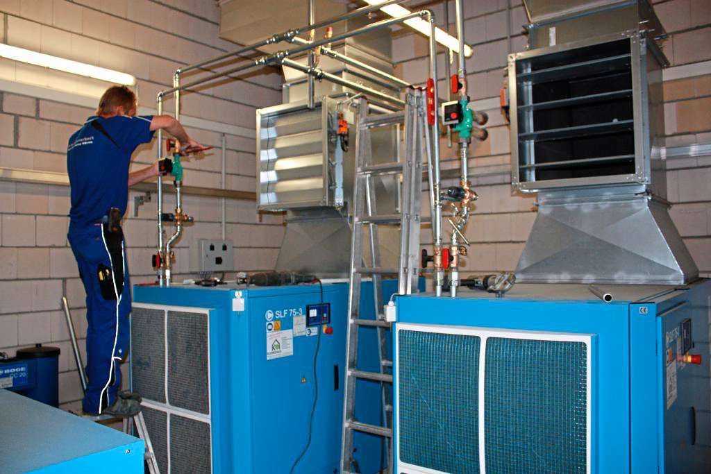 Installateur arbeitet an Heizung