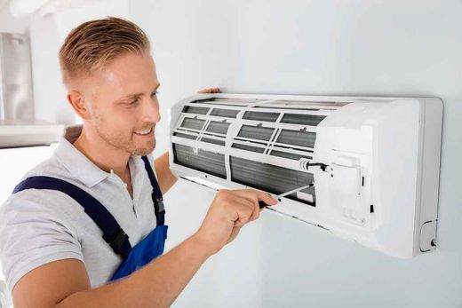 Installateur repariert Klimaanlage