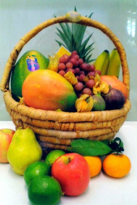 Mann trägt Kiste mit Obst und Gemüse von Früchteeck Meyer