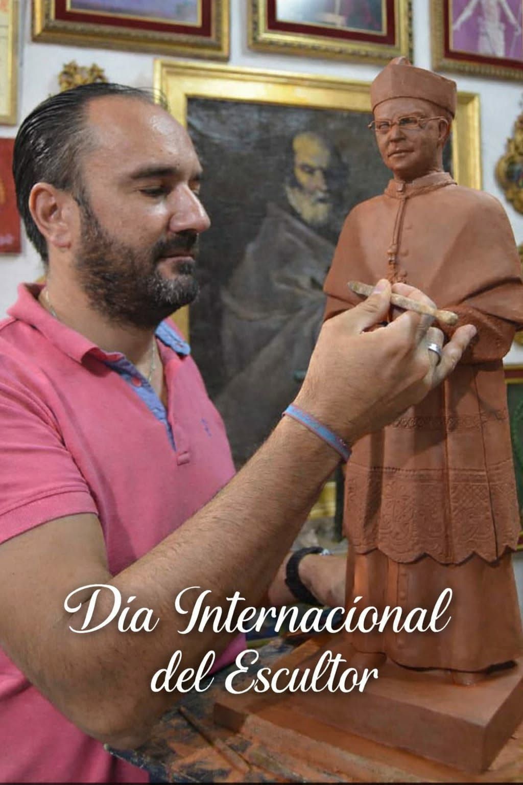 Man sculpting a clay statue in a gallery, with “Día Internacional del Escultor” text.