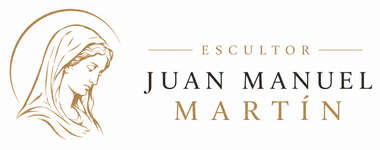 Logotipo de “Escultor Juan Manuel Martín” con un perfil de dibujo lineal dorado y texto con serifa sobre un fondo blanco.