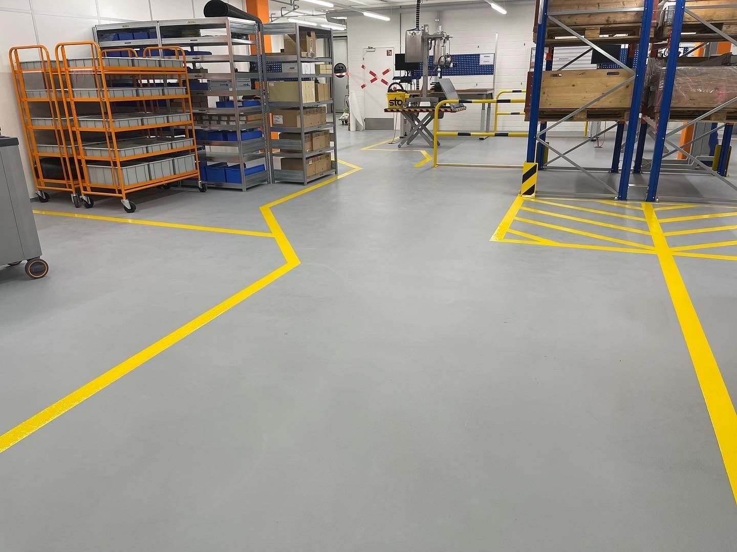 Gelbe Bodenmarkierungen mit rutschfester Bodenbeschichtung

