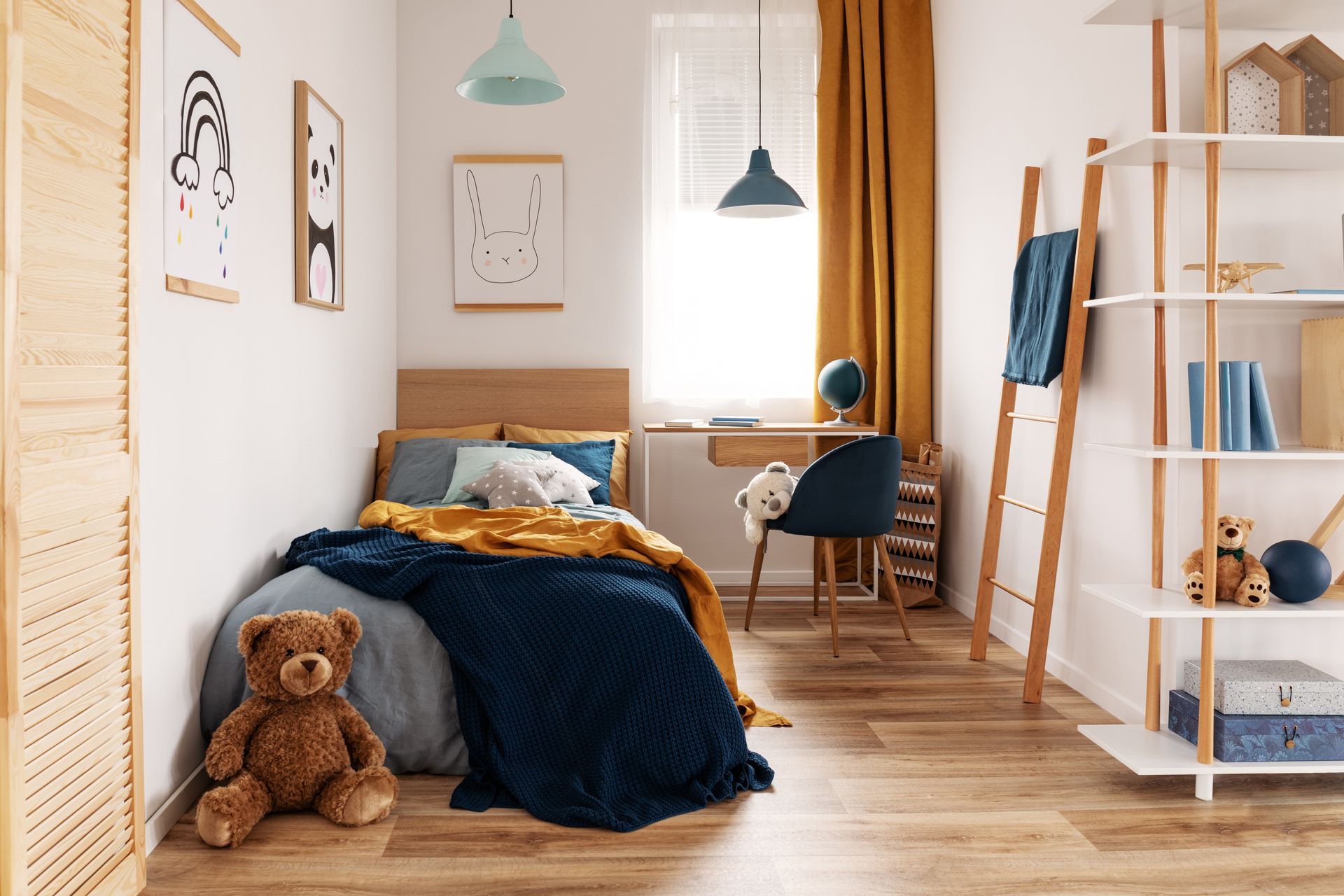Chambre confortable avec un lit, un bureau, un ours en peluche et des étagères en mezzanine dans des tons de bois chauds.