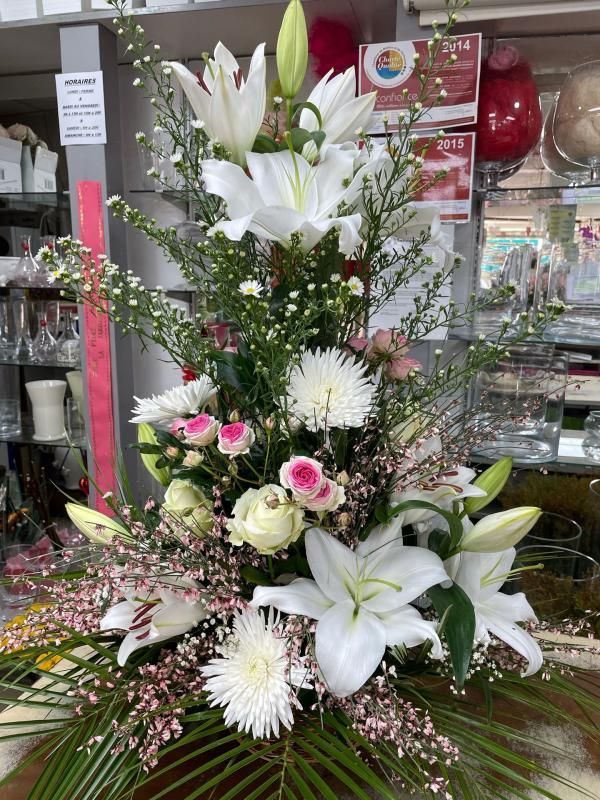 Composition florale dans les tons blancs