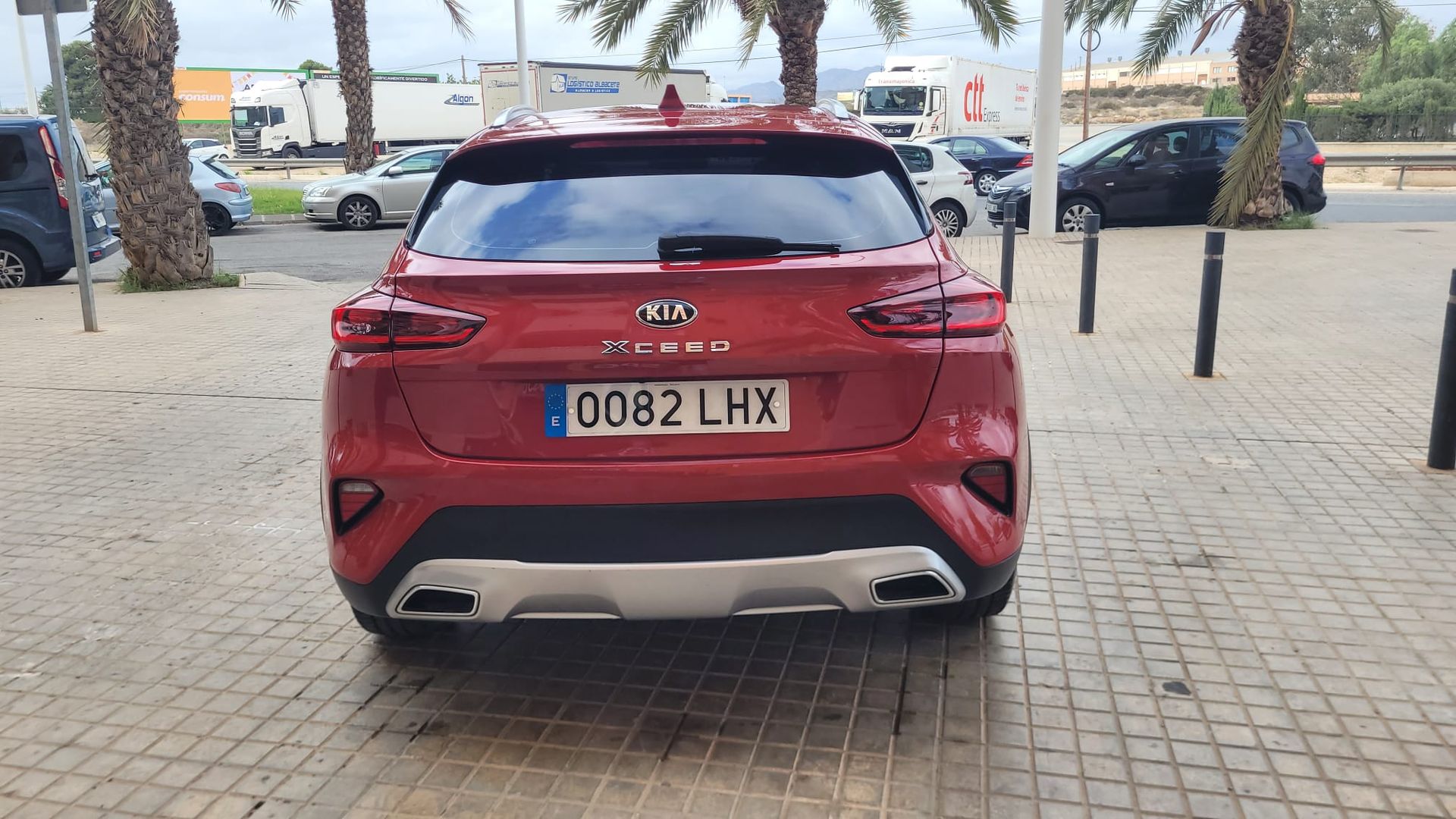 Un coche rojo con una matrícula que dice lhx