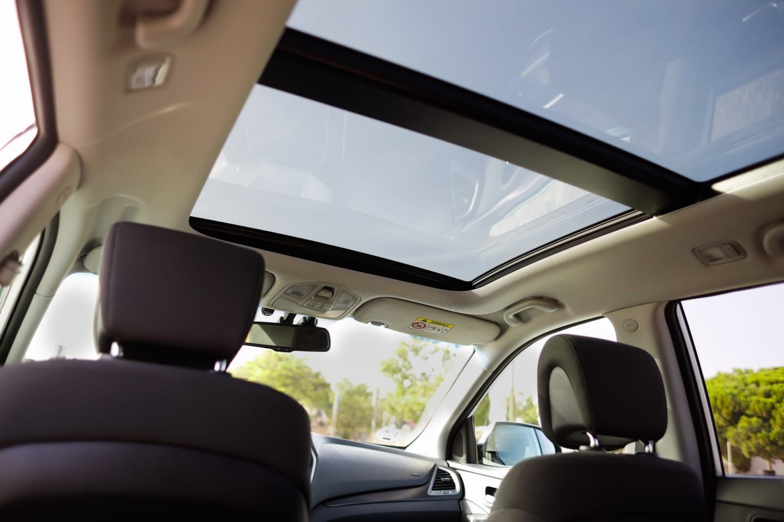 El interior de un coche con el techo corredizo abierto