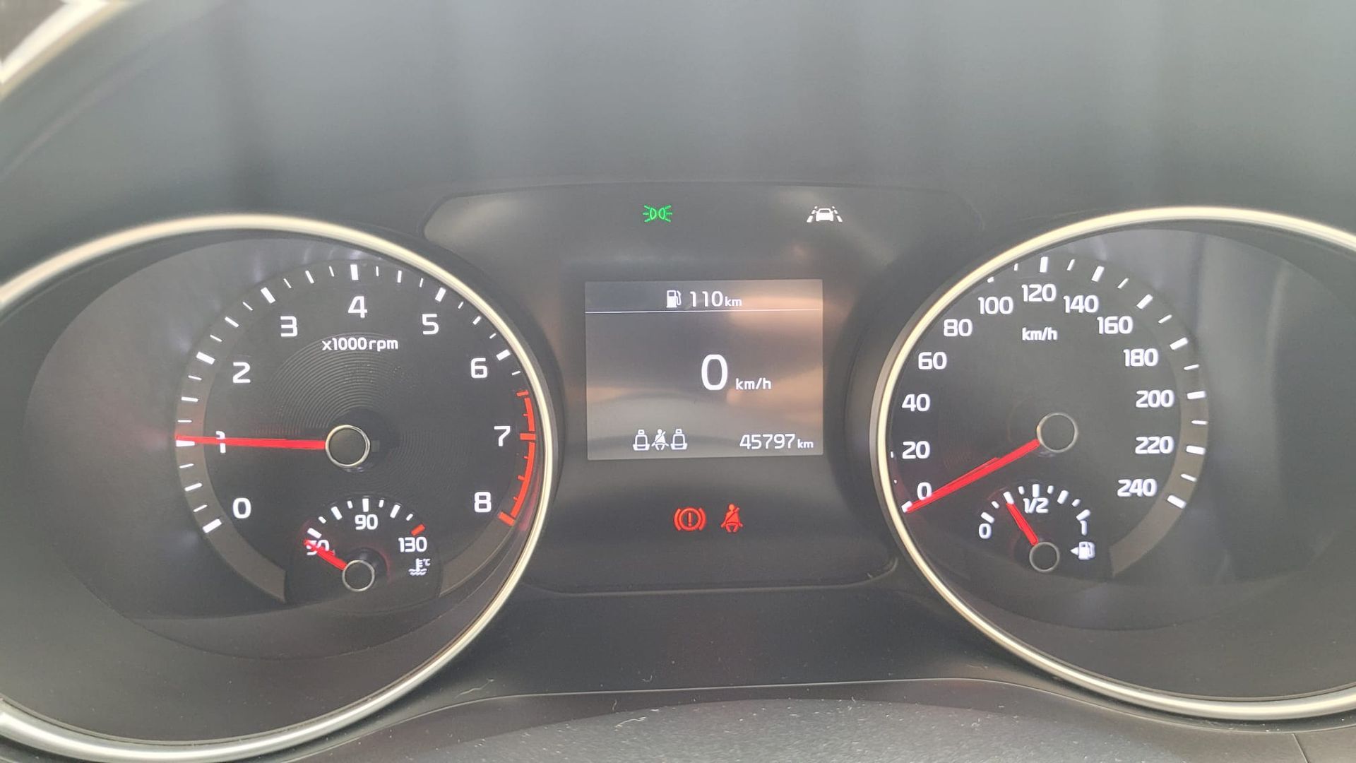 Un primer plano del tablero de un automóvil