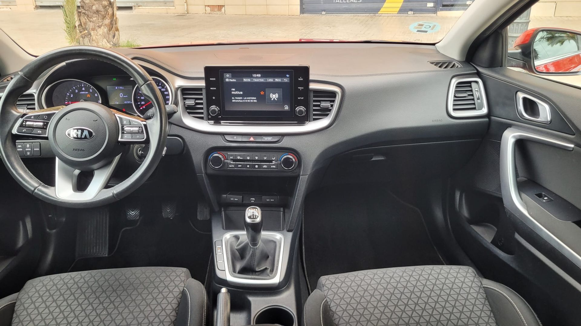 El interior de un coche con un volante y un salpicadero.