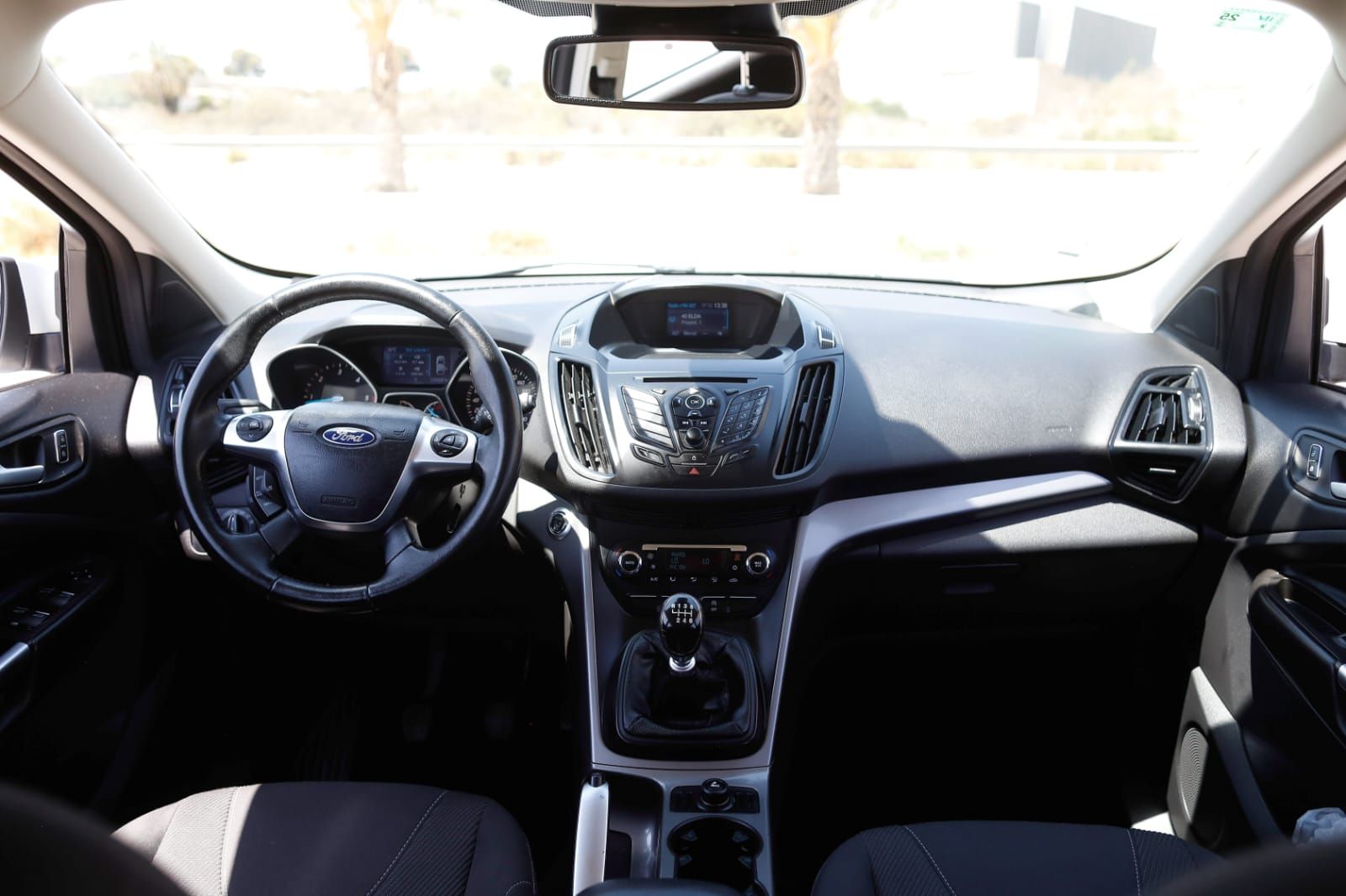 El interior de un Ford Escape con volante y tablero.