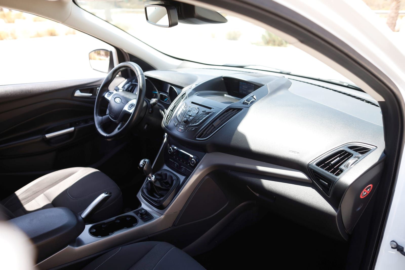 Se muestra el interior de un Ford C-Max blanco con la puerta abierta.