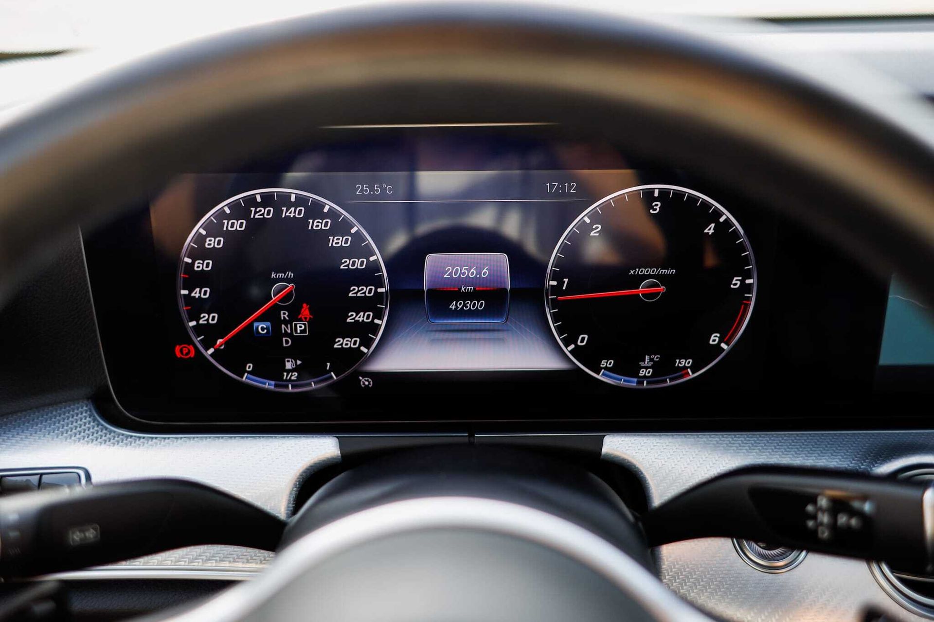 Un primer plano del tablero de un automóvil