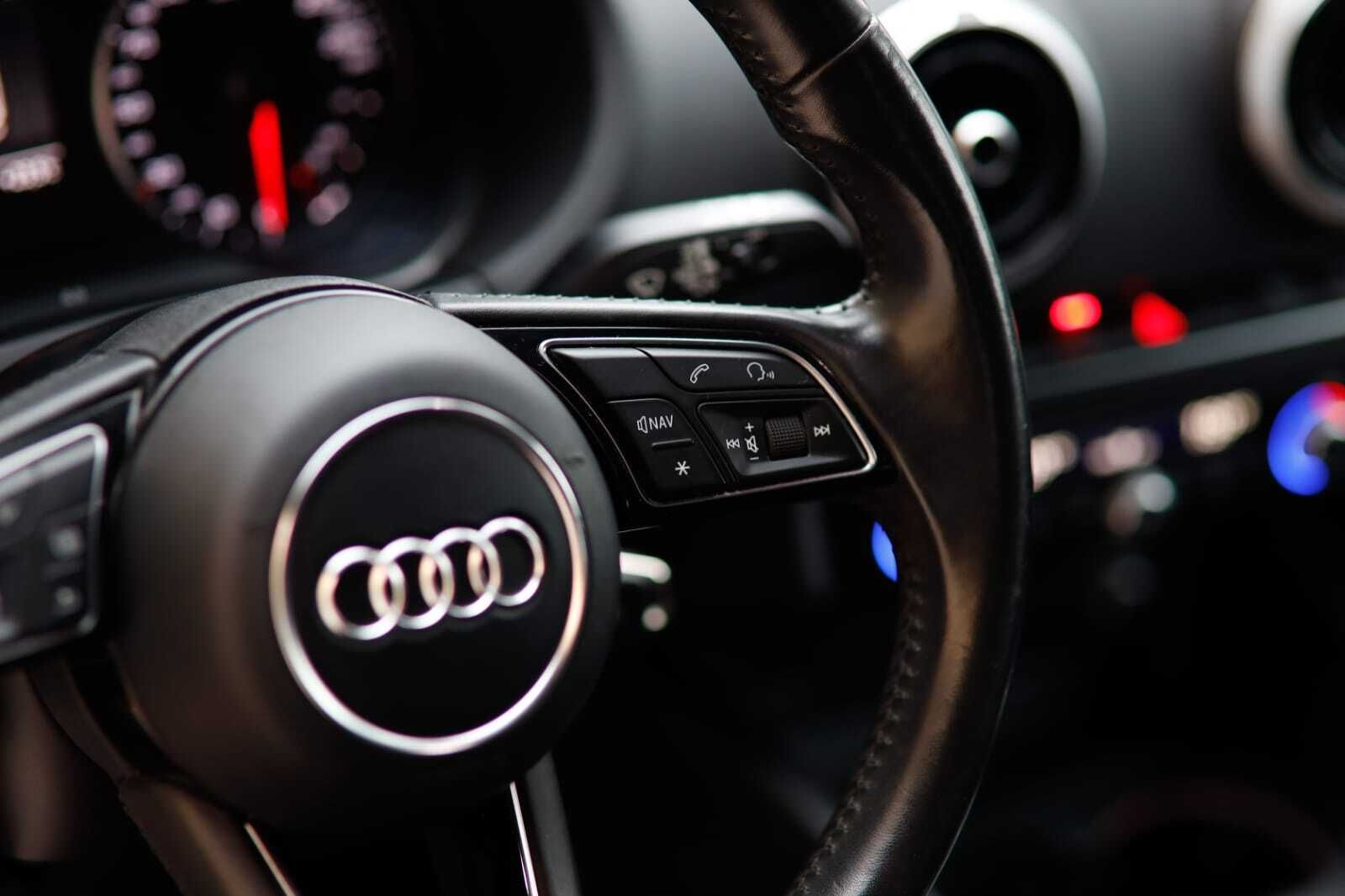 Un primer plano del volante de un Audi en un coche.