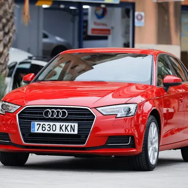 Un Audi rojo con matrícula 7630 kkn