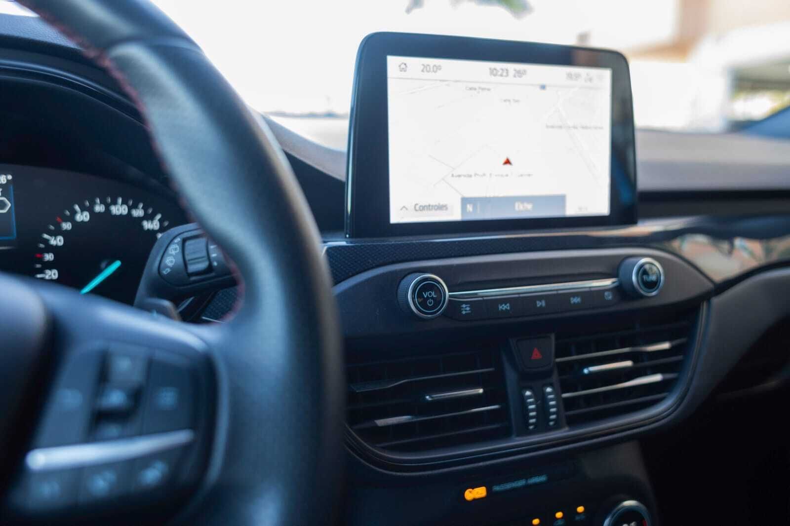 Un primer plano del interior de un automóvil con sistema de navegación.