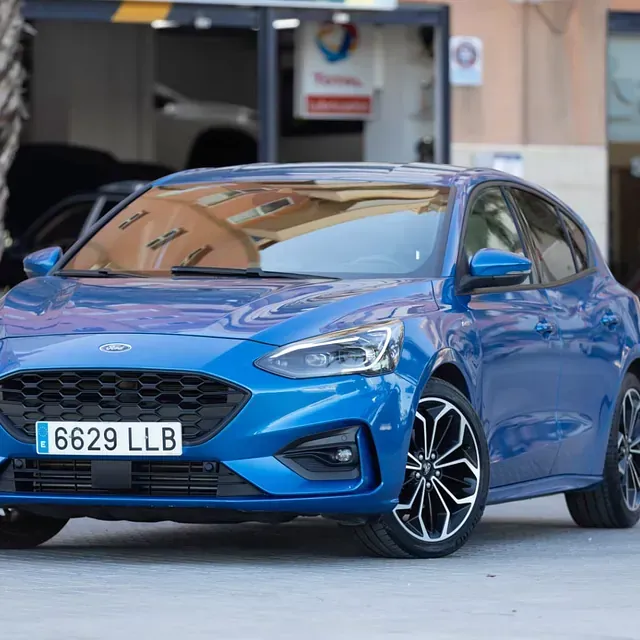 Un coche Ford azul con matrícula 6629 llb