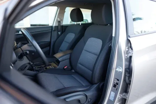 El interior de un coche con la puerta abierta y los asientos levantados.