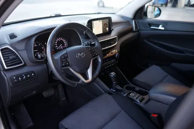 El interior de un Hyundai Tucson con volante.