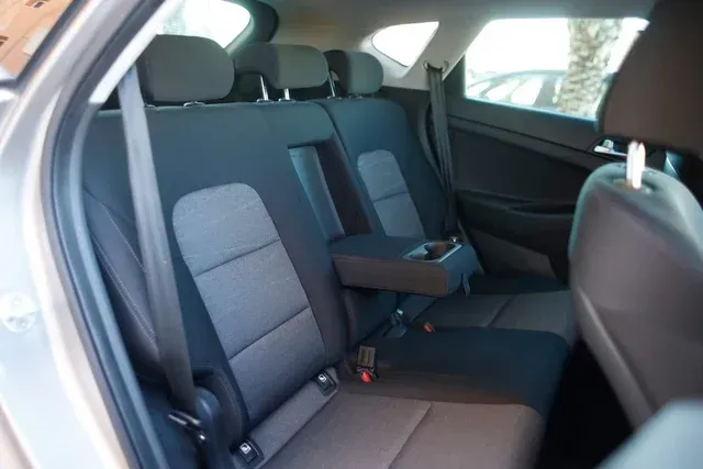 El asiento trasero de un coche con cinturones de seguridad puestos