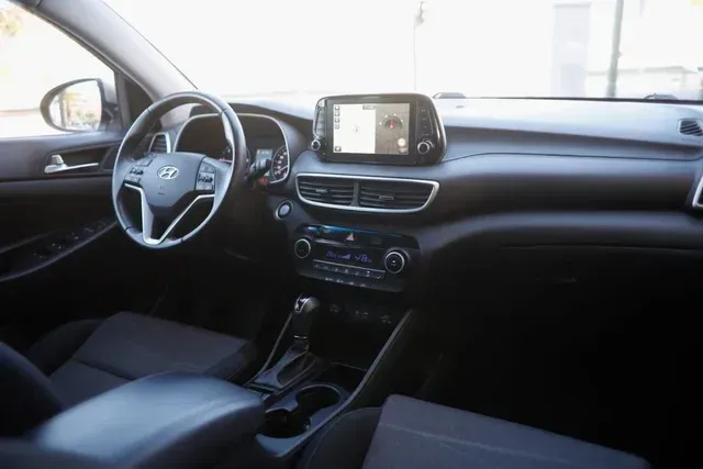 El interior de un Hyundai Tucson con volante y tablero.