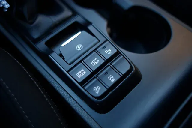 Un primer plano de un panel de control en un automóvil.