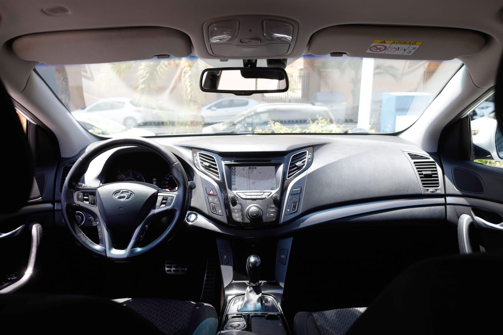 El interior de un coche con volante y salpicadero.