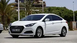 Un Hyundai i40 blanco está estacionado en un estacionamiento.