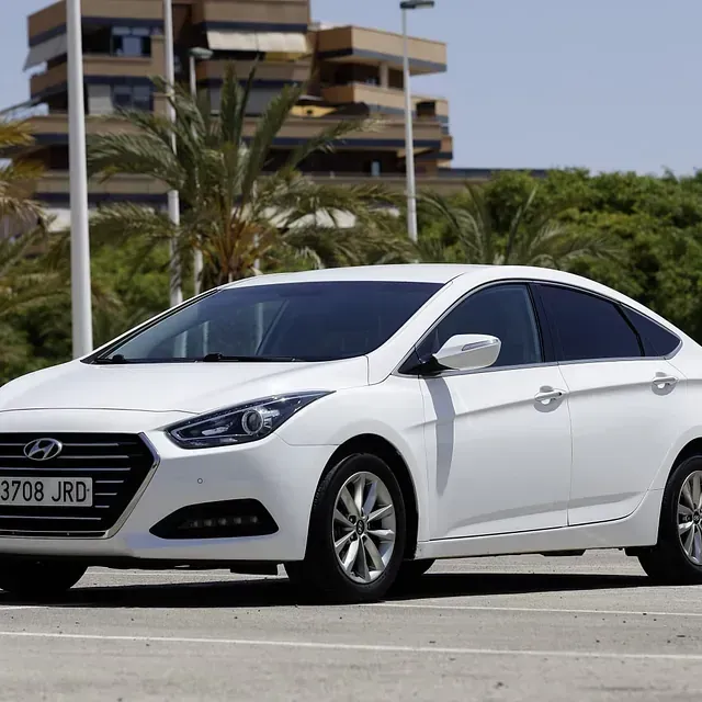 Un coche blanco con matrícula que dice 3708 jrd
