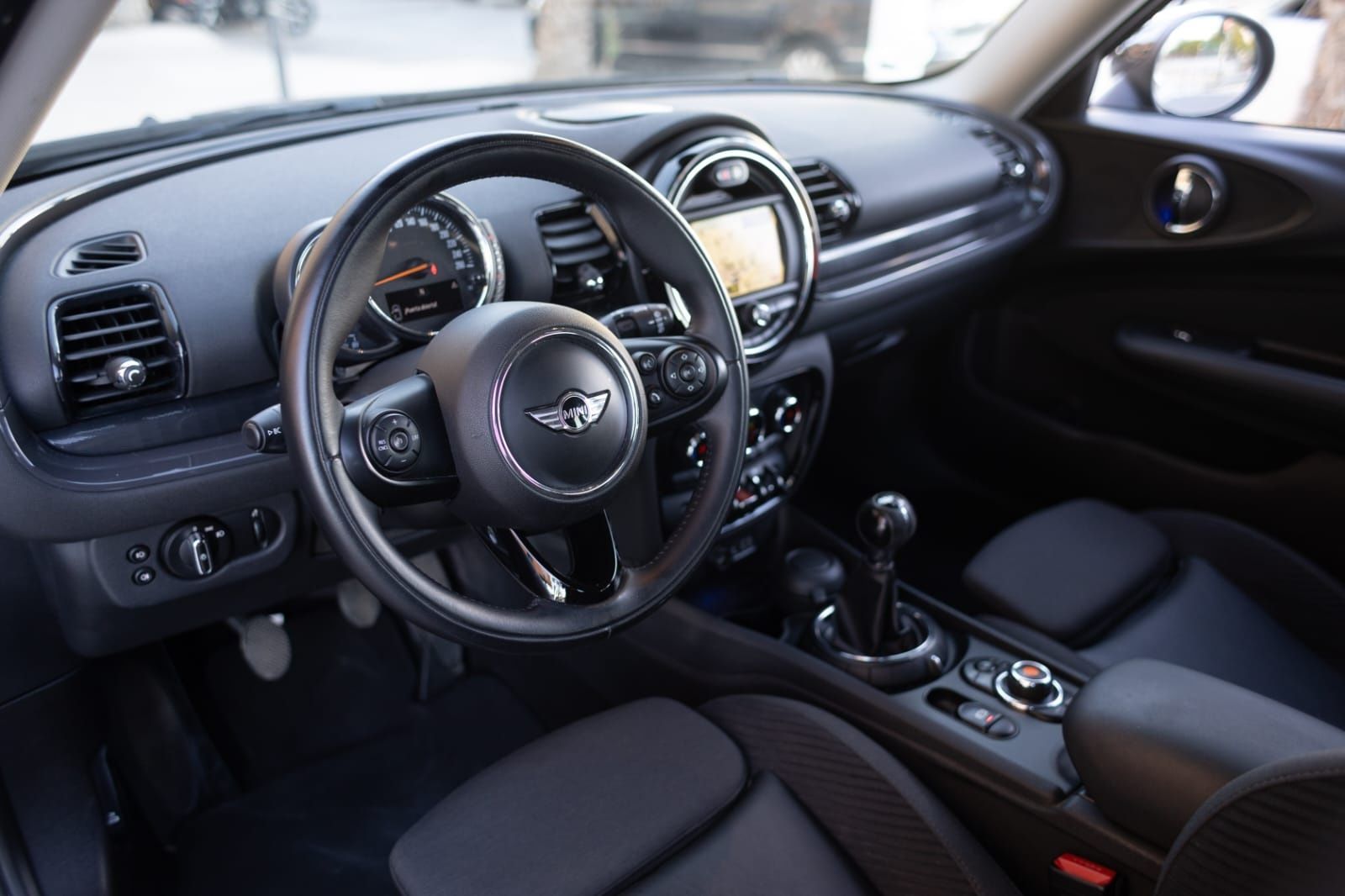 Se muestra el interior de un Mini Cooper Clubman.