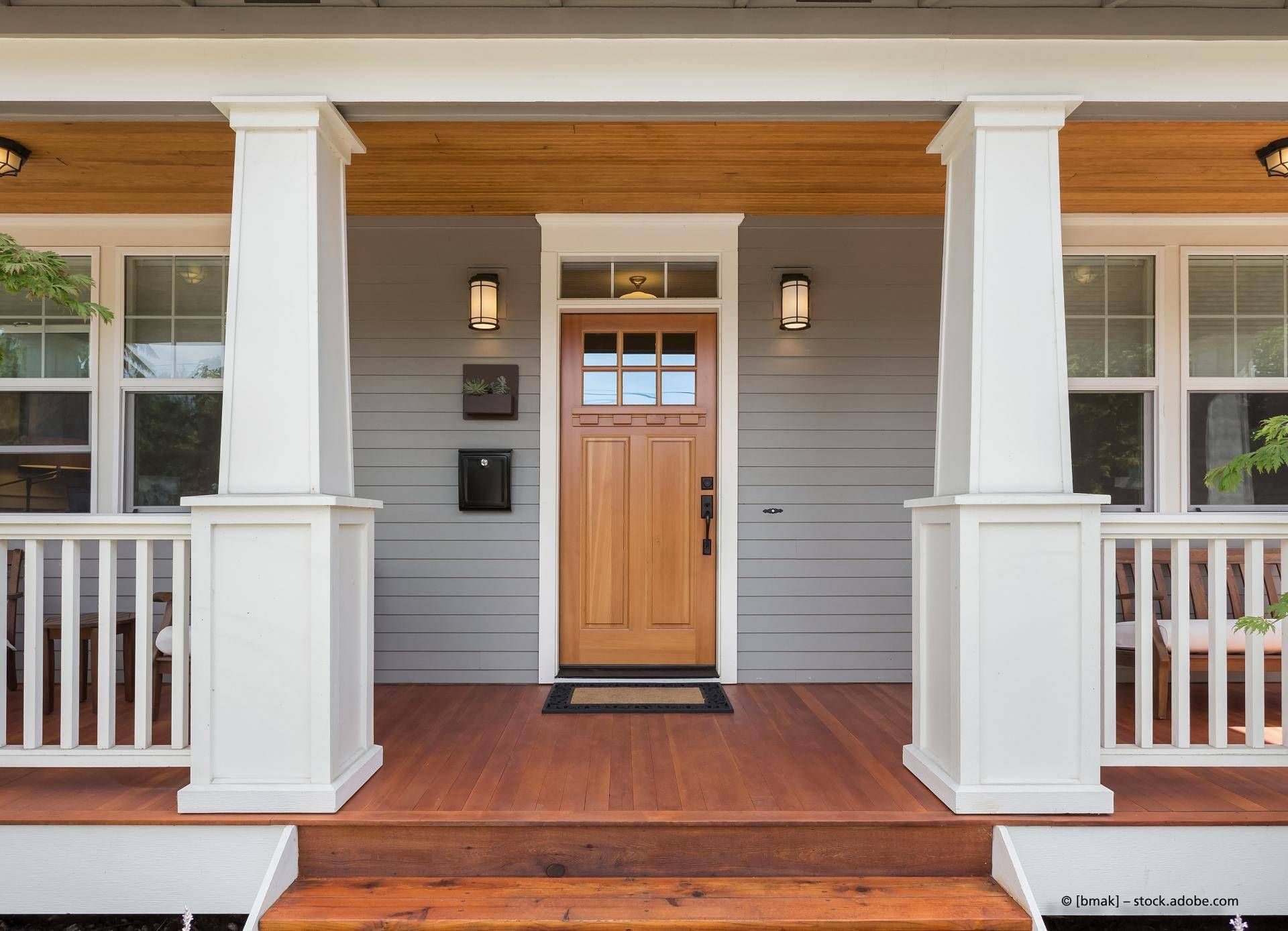 Eingangstür aus Holz mit Glas