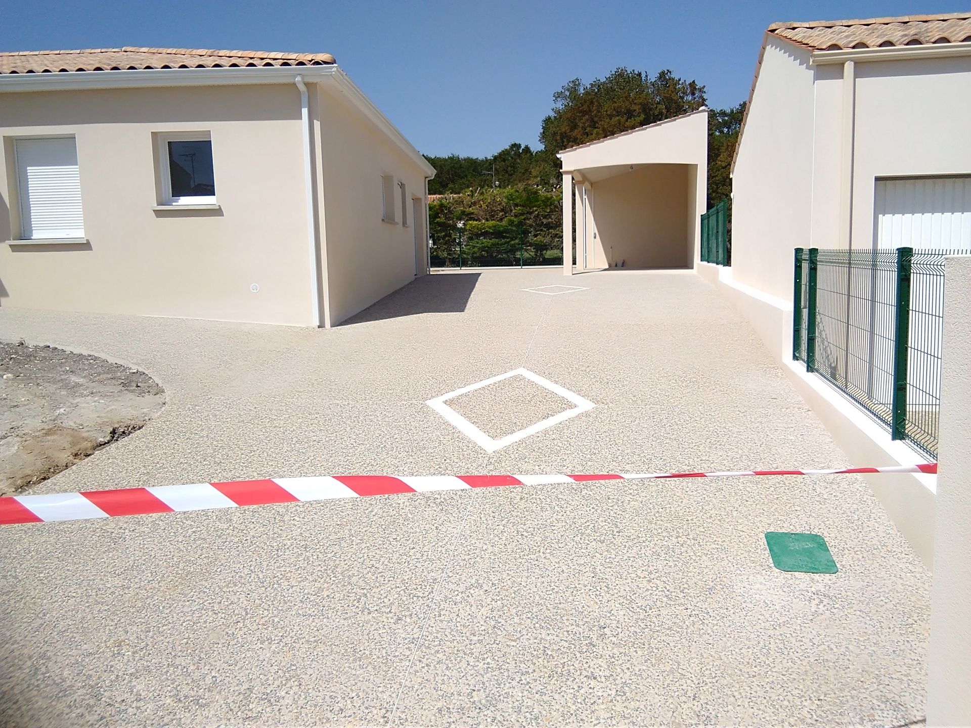 Béton lavé sur devant de maison