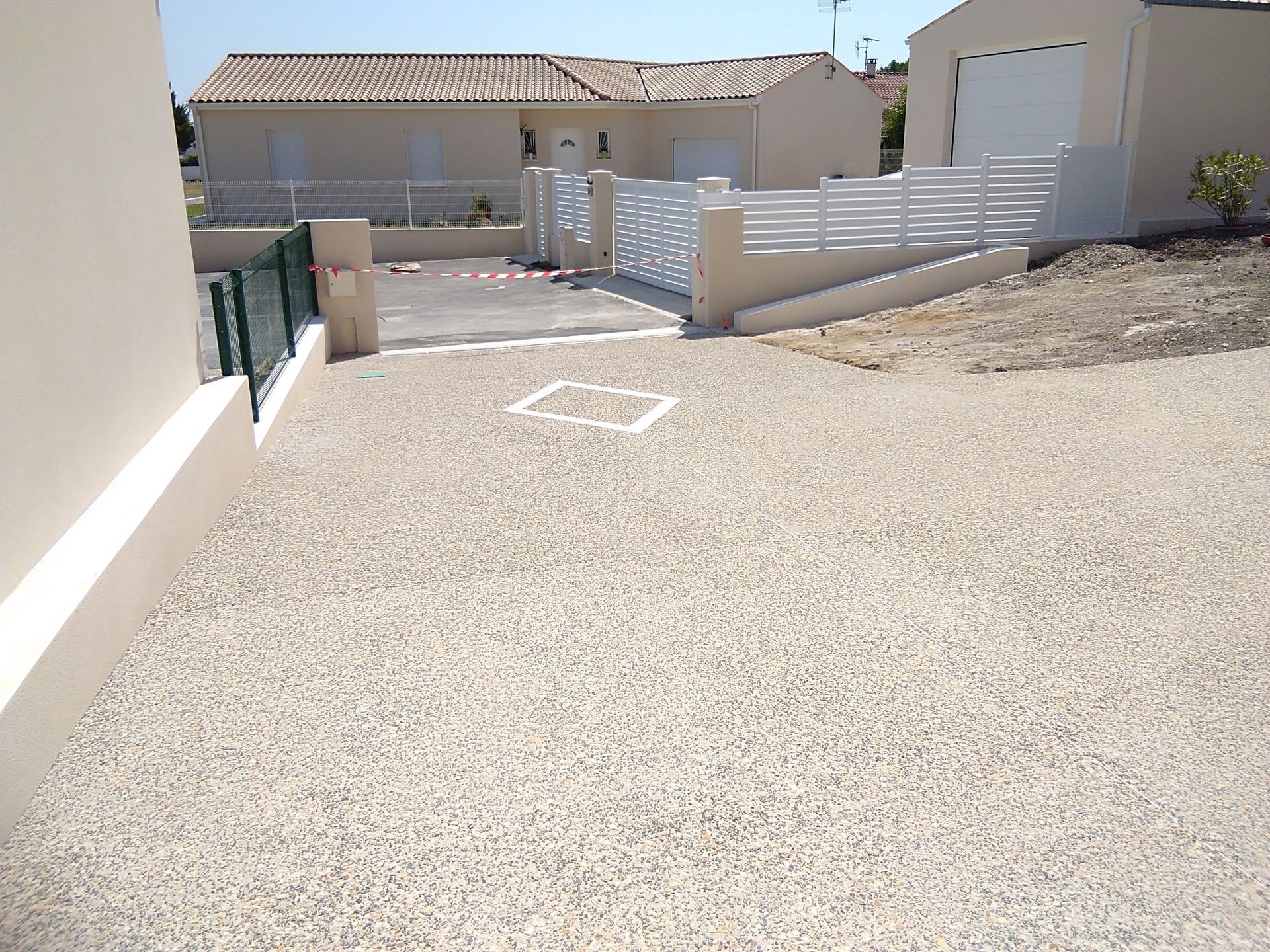 Béton lavé dans une allée