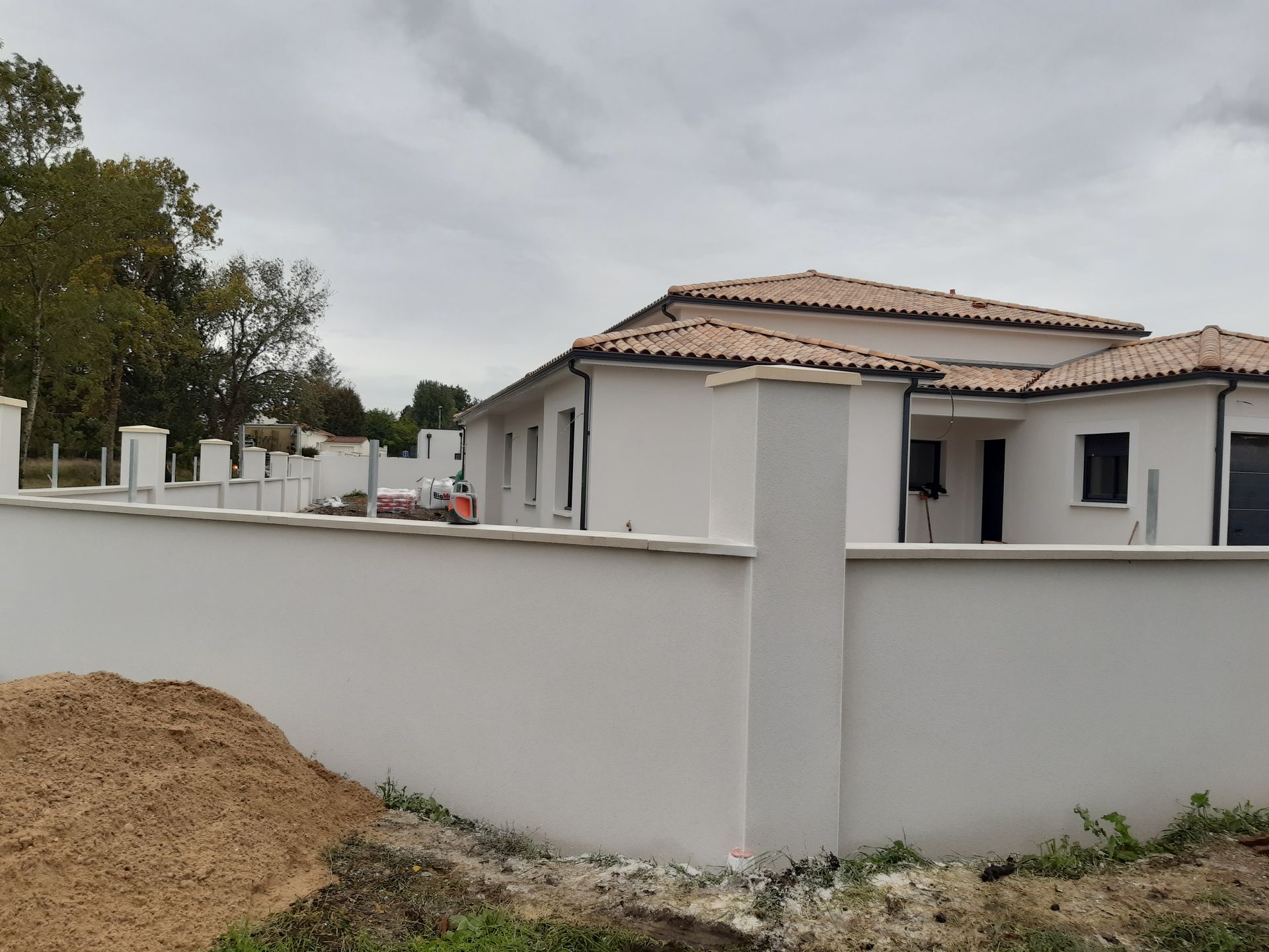 Clôture autour d'une maison