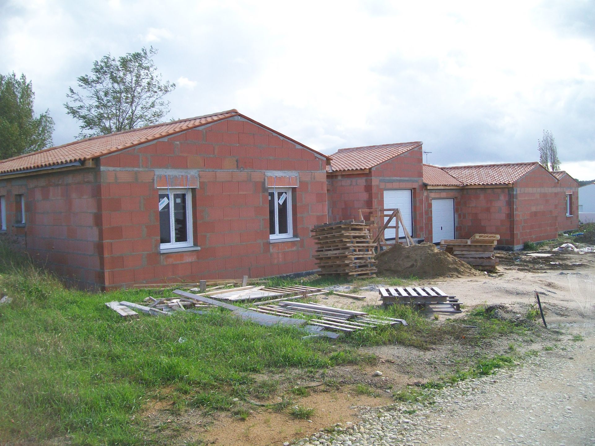 Deux constructions de maisons avant