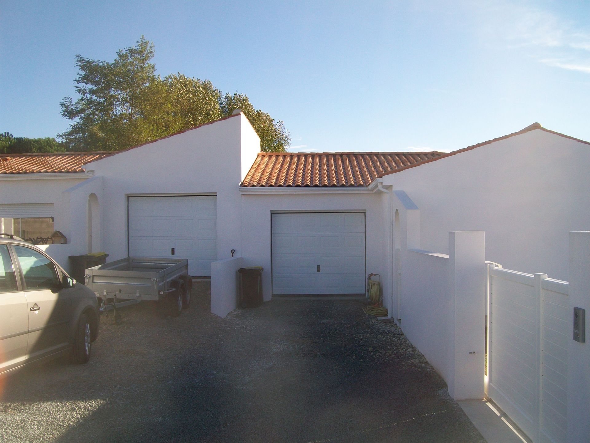 Deux constructions de maisons avec garage