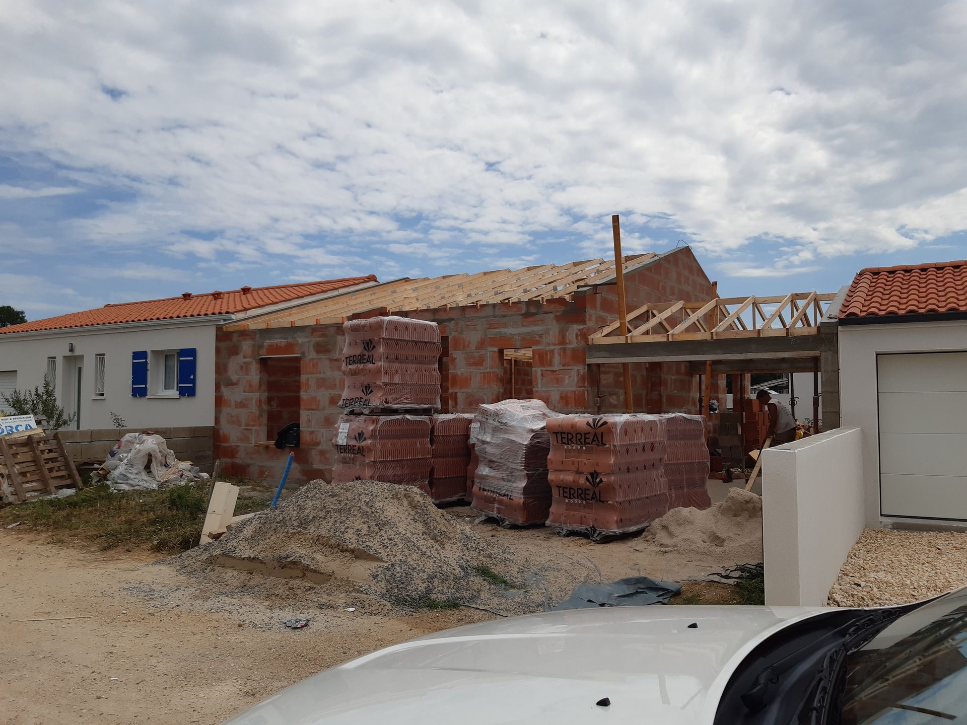 Construction de maison en briques et travaux de couverture