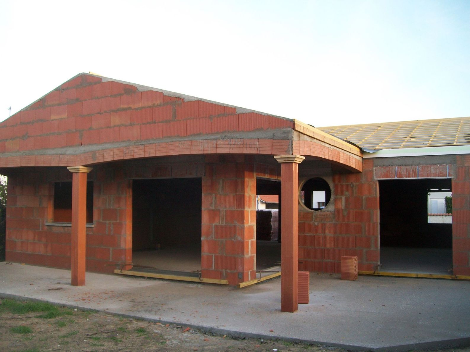 Maison blanche avec garage