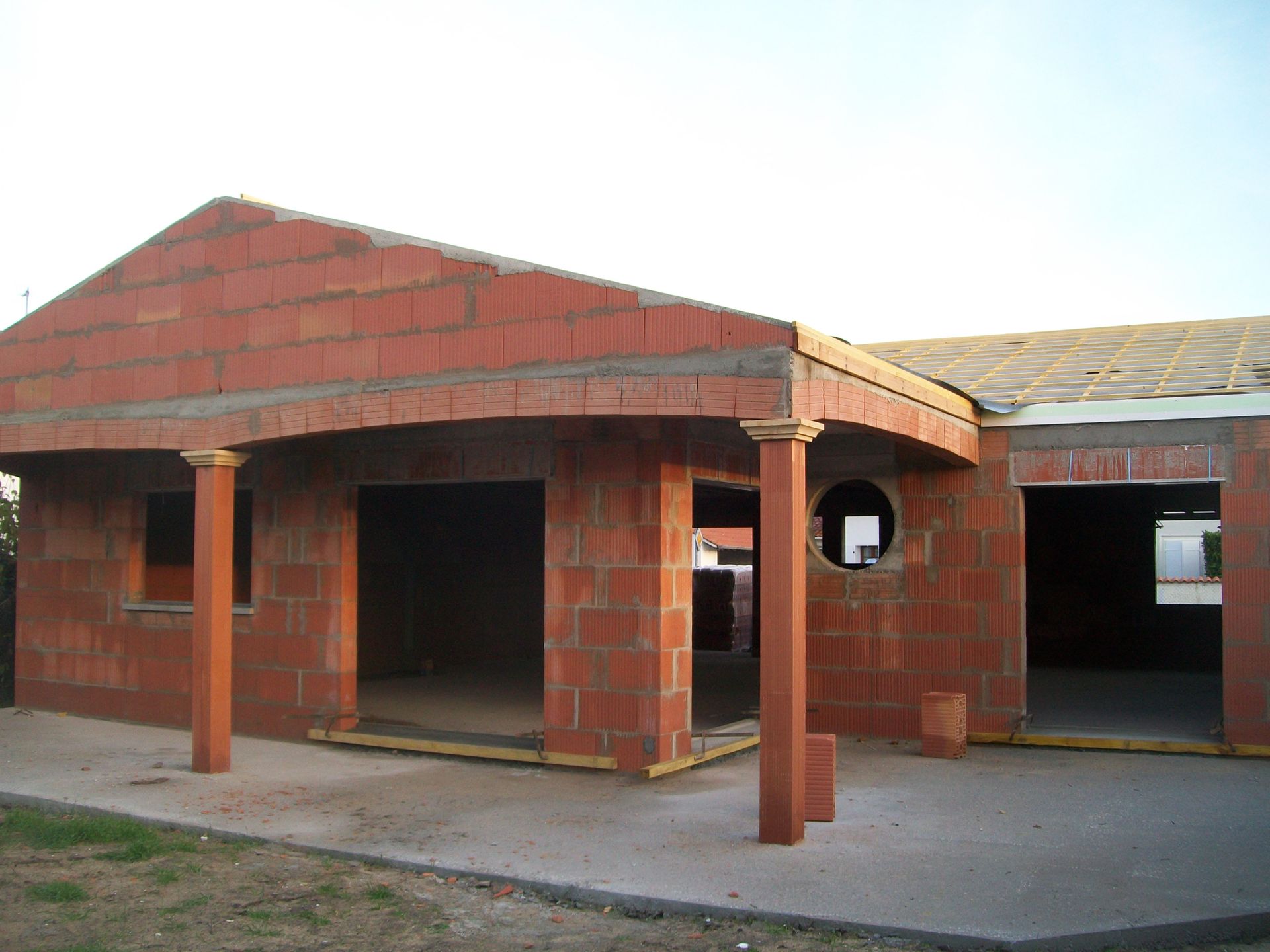 Construction de maison en briques avec travaux de couverture