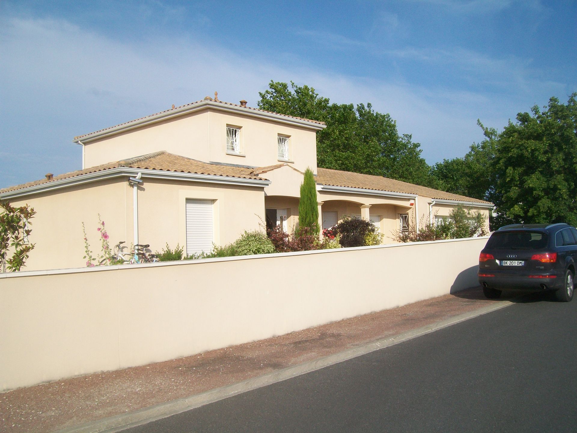 Construction de maison à Vaux-sur-Mer avec muret