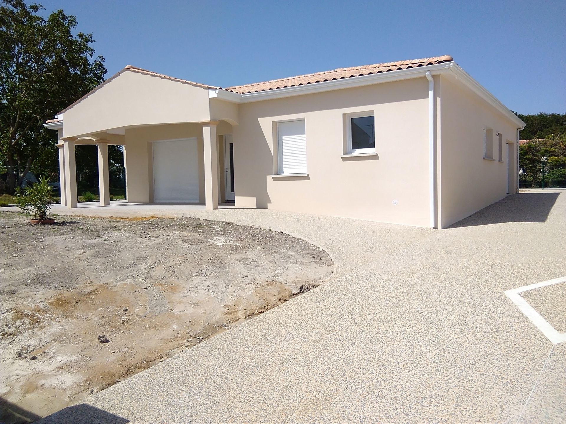 Construction à Médis avec allée