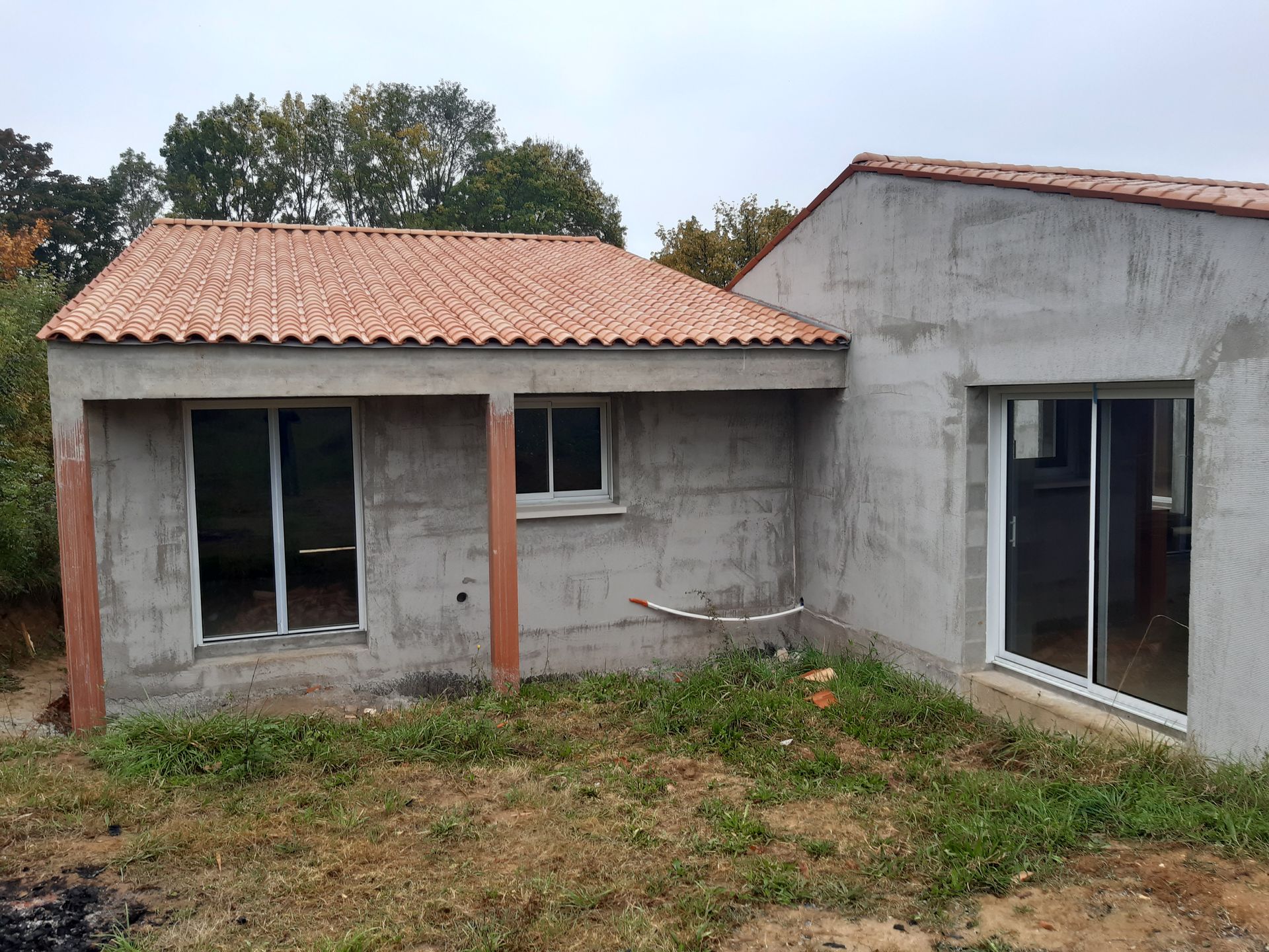 Pose d'enduit de ciment lisse