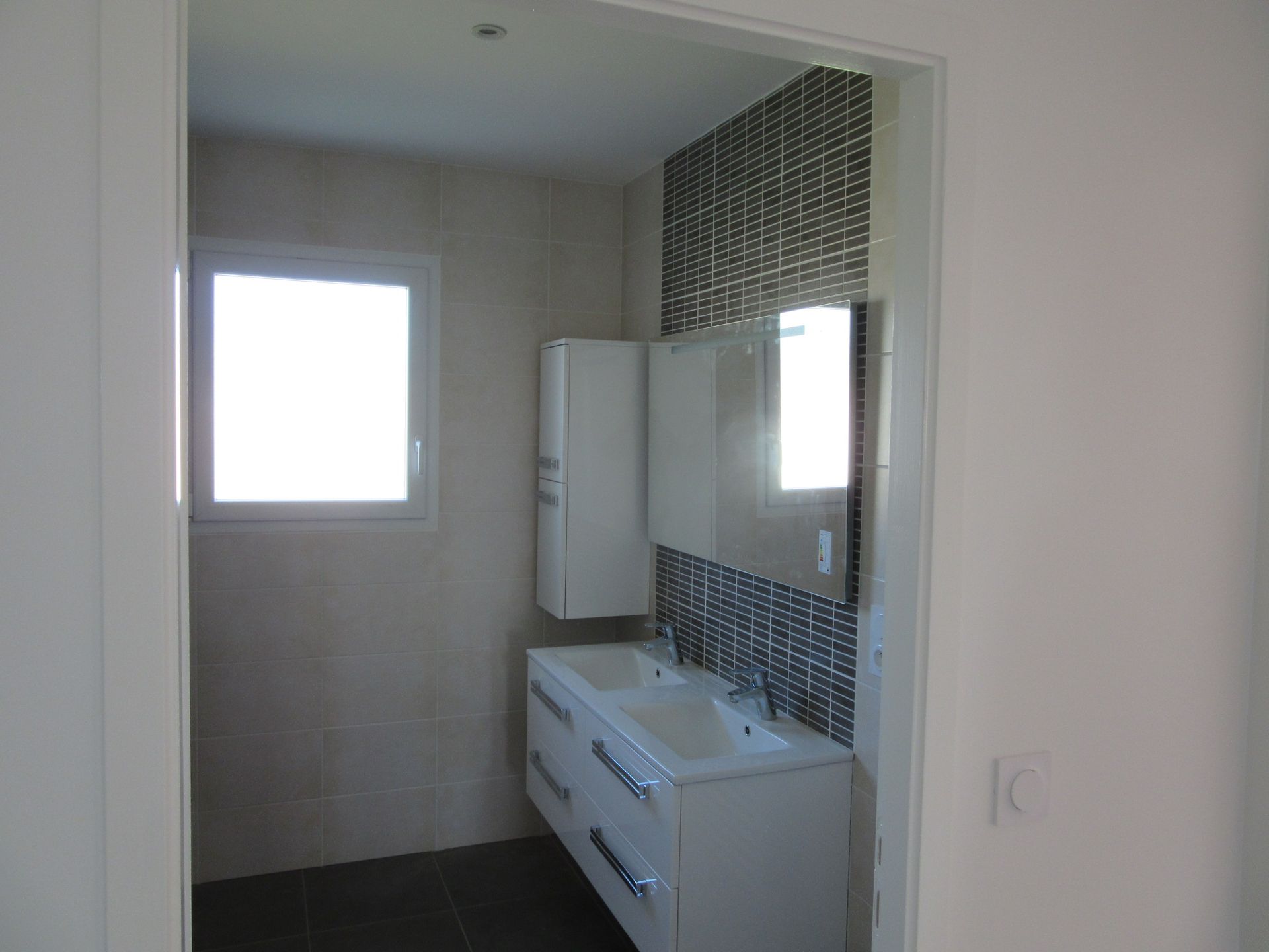 Meuble de salle de bains avec carrelage et faïence