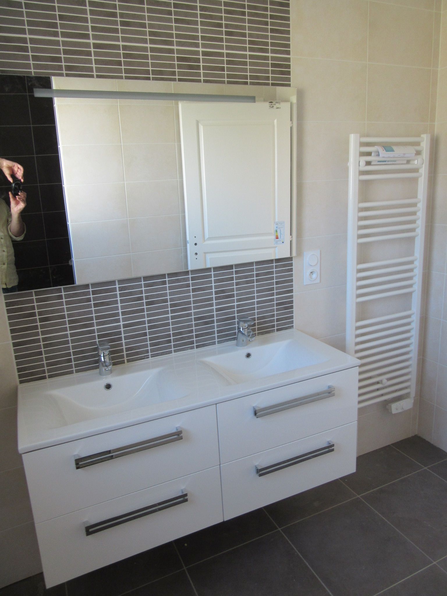 Meuble salle de bains avec miroir et sèche-serviettes