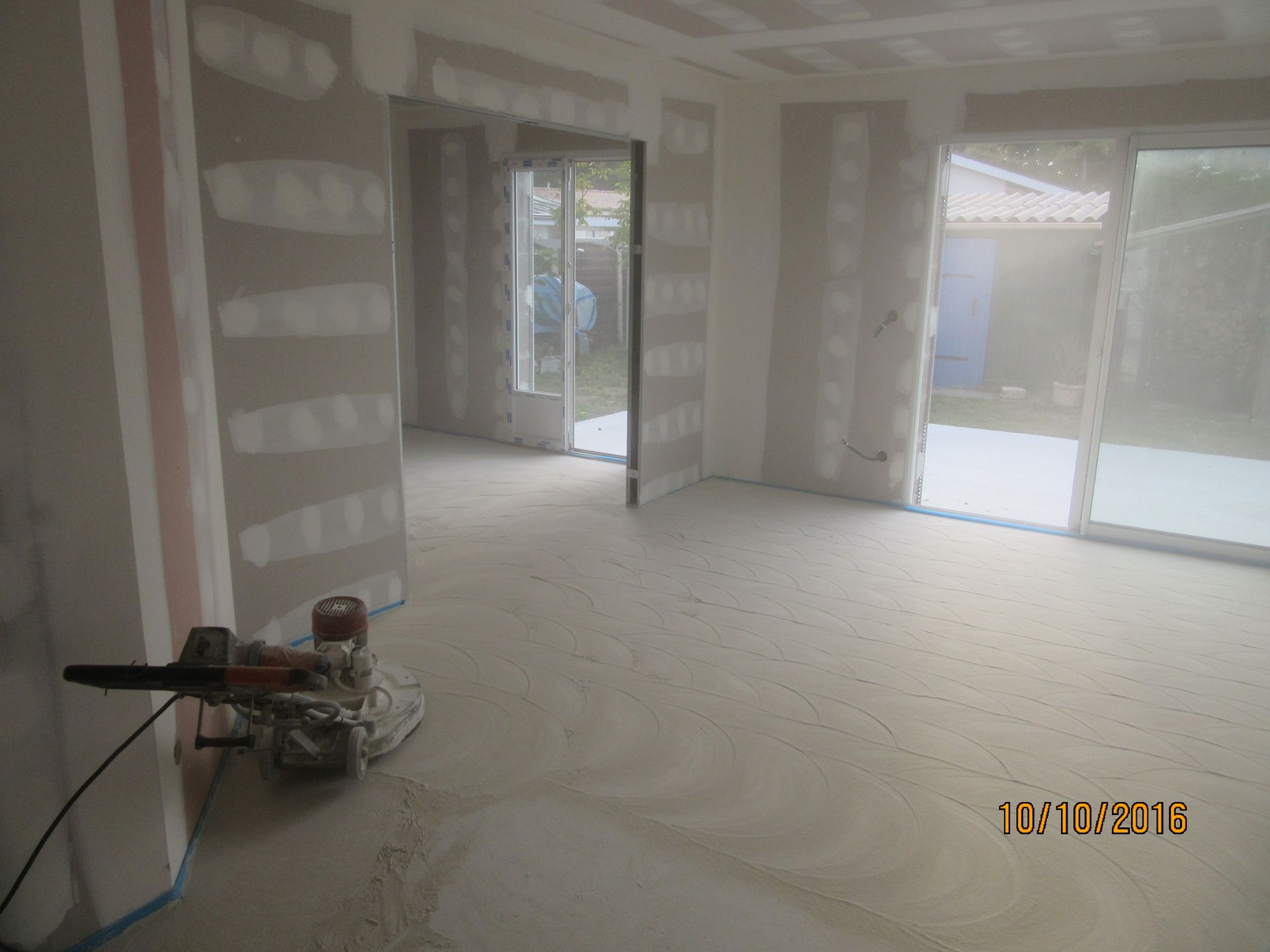 Ponçage de chappe liquide avant pose de carrelage