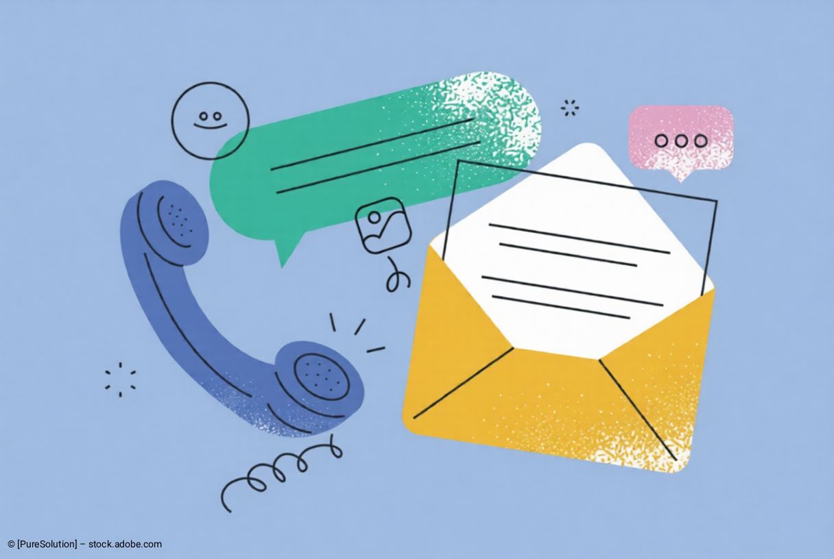 Blaues Telefon, grüne Sprechblase, gelber Umschlag und rosa Sprechblase auf blauem Hintergrund symbolisieren Kommunikation.