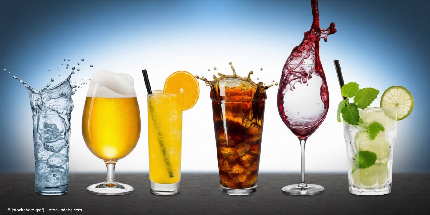 Verschiedene Getränke mit Spritzern, darunter Wasser, Bier, Saft, Cola, Wein und ein Mojito, vor einem blau verlaufenden Hintergrund.